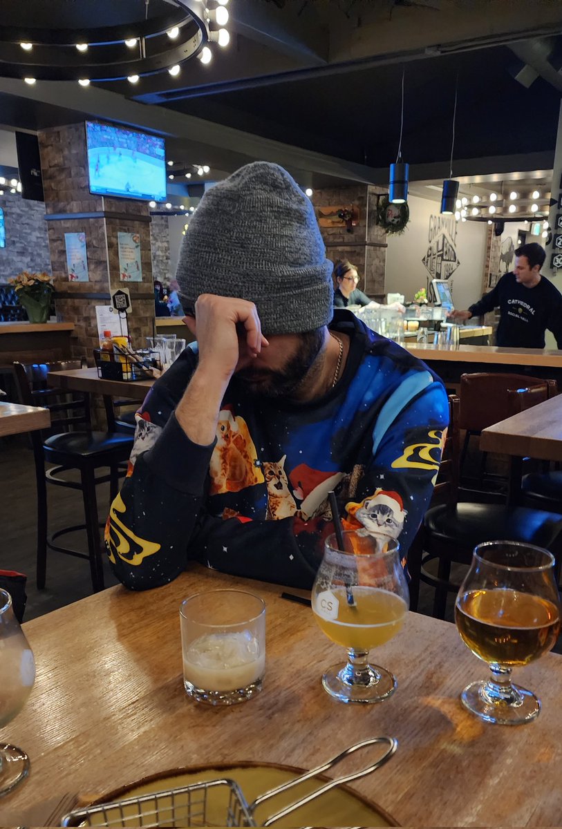 fbiagent4hire's tweet image. we&apos;ve got an Aussie down; note the straw in the beer  #pizzacat