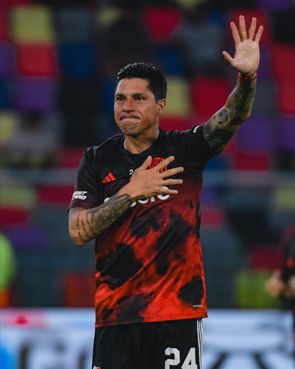 Alonso, Ramón, Francescoli, Labruna, Carrizo, Ortega, Gallardo, Ponzio. La bandera de River recibe a Enzo Pérez.