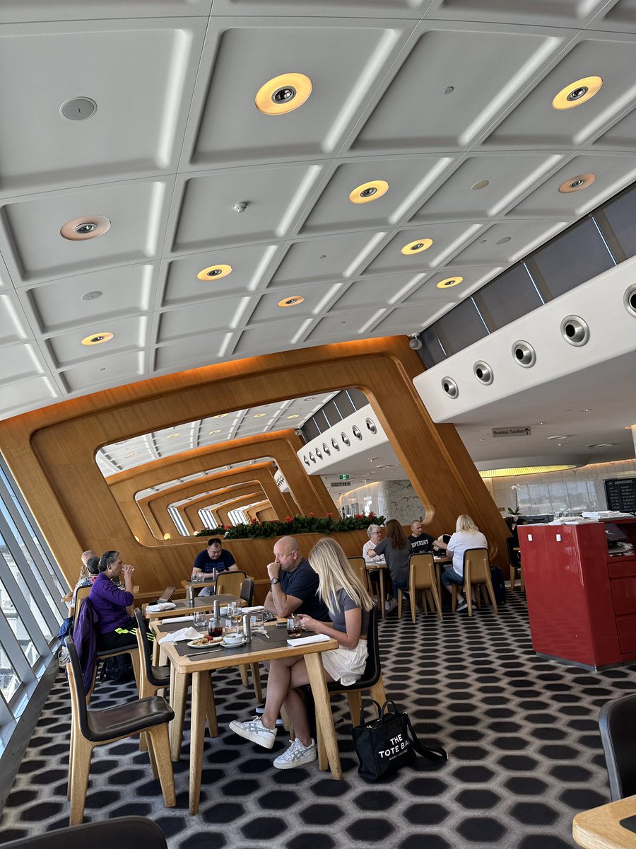 StopLTakeProfit's tweet photo. #qantas
#firstlounge

Merry Christmas 🎄 friends of X.. it been great to knw u all, Enjoy the festive season &amp; have heaps of delish food &amp; wine with family &amp; friends &amp; relax

took a break frm SM, but now it’s time to relax &amp; recharge. Off to Europe for a month.. 🥂 https://t.co/CYldZ9qvOb