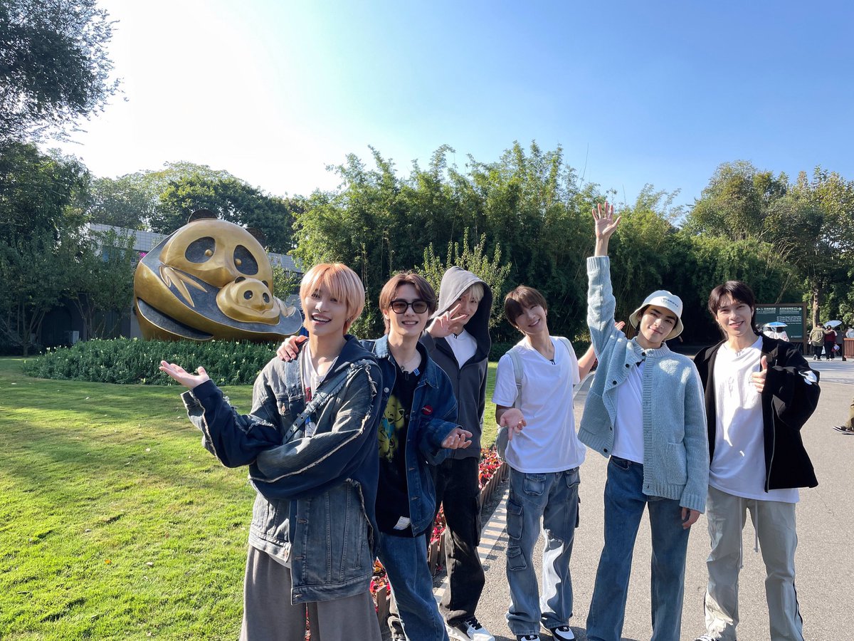 guanhdng's tweet photo. I wonder have you ever seen a golden panda? A big golden panda, i mean it's not just big but it's big BIG https://t.co/QZ9Brf8Lmt