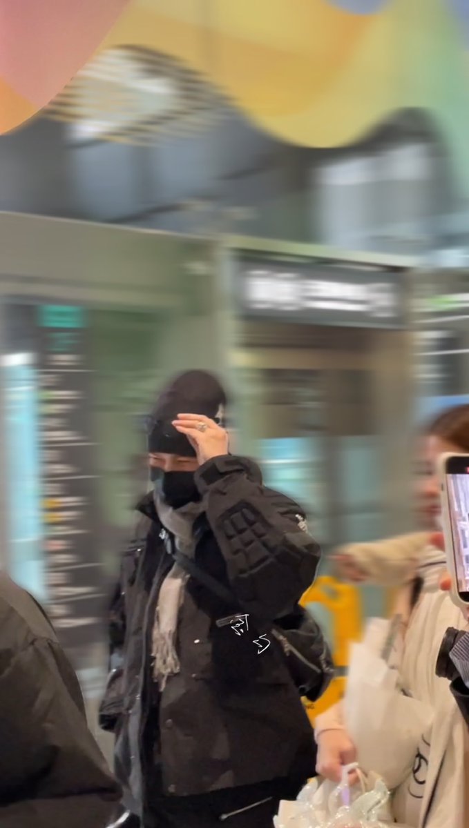 piliququer's tweet photo. 📍杭州萧山国际机场

salf flight and keep warm✈️🧣
see u soon❤️

 #BuildJakapan 
#Beyourluve 
@JakeB4rever https://t.co/vhUbETTGYD