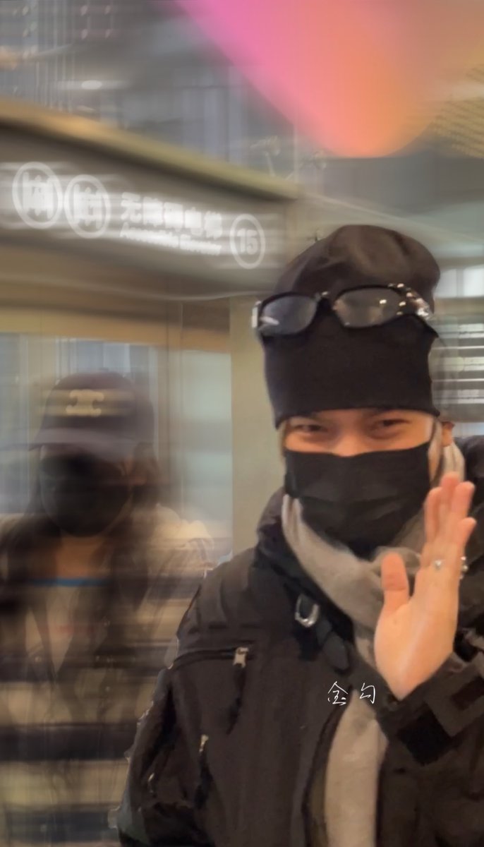 piliququer's tweet photo. 📍杭州萧山国际机场

salf flight and keep warm✈️🧣
see u soon❤️

 #BuildJakapan 
#Beyourluve 
@JakeB4rever https://t.co/vhUbETTGYD