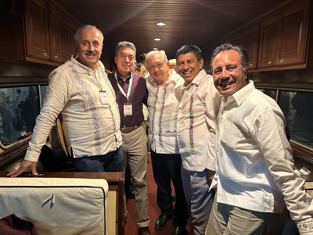 salomonj's tweet photo. En el recorrido del Tren Interoceánico con el Presidente @lopezobrador_, mis amigos gobernadores y Gonzalo López Beltrán. En cinco años, con voluntad y determinación, nuestro Presidente ha hecho posible lo que otros no pudieron, con obras históricas para la transformación. https://t.co/EdGn9LU4AG