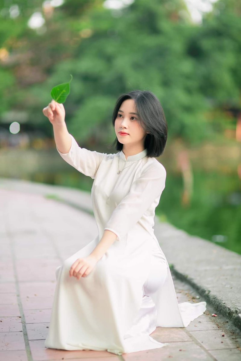 meaodaivn's tweet photo. Ngả nghiêng cho đời ngẩn ngơ
Ngả nghiêng nét đẹp nàng thơ!
Photo by me 
#aphoto
#aodai
#meaodaivn #AIgirl #aodaivietnam #meaodaivn https://t.co/lYDv4bclcd