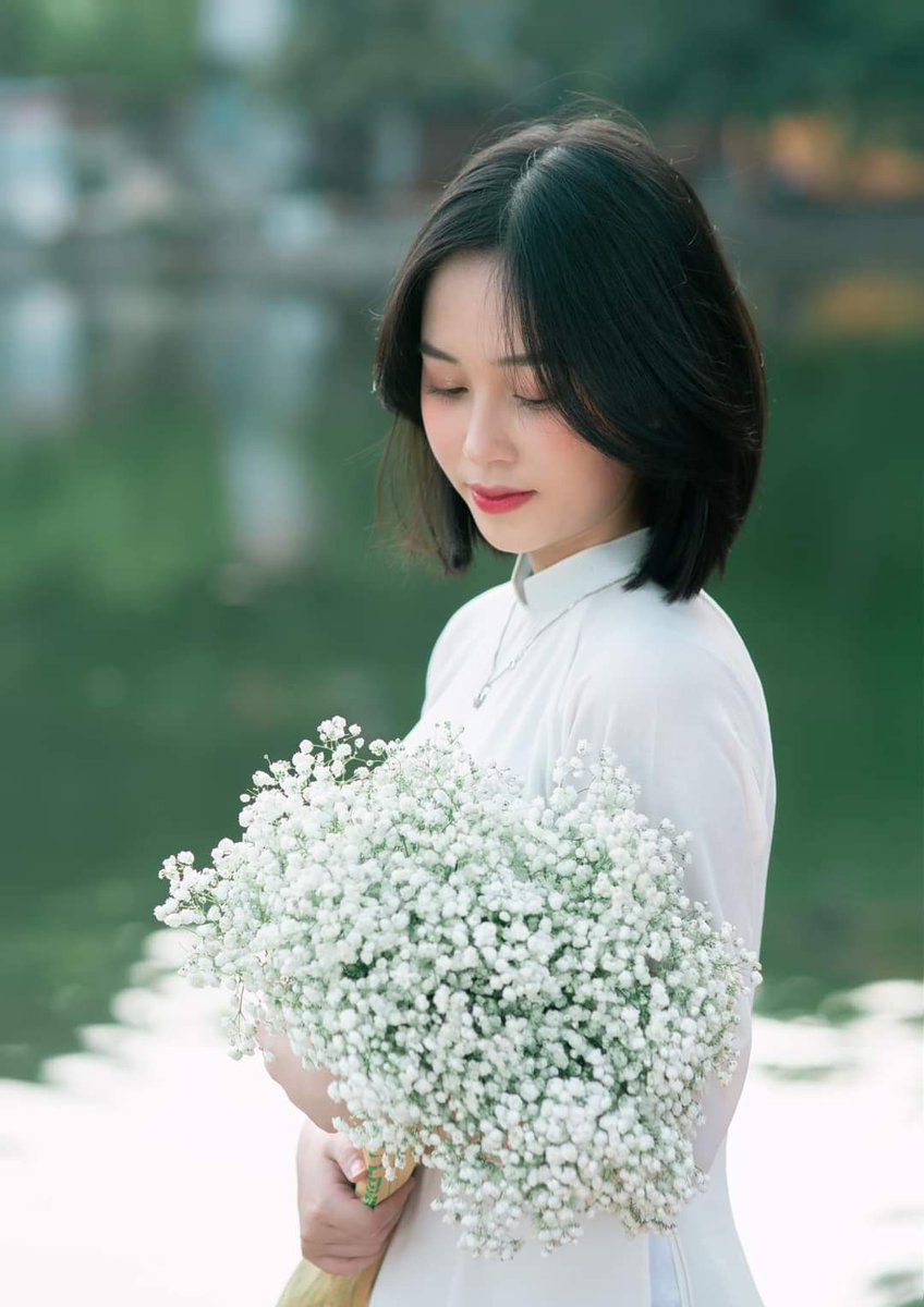 meaodaivn's tweet photo. Ngả nghiêng cho đời ngẩn ngơ
Ngả nghiêng nét đẹp nàng thơ!
Photo by me 
#aphoto
#aodai
#meaodaivn #AIgirl #aodaivietnam #meaodaivn https://t.co/lYDv4bclcd