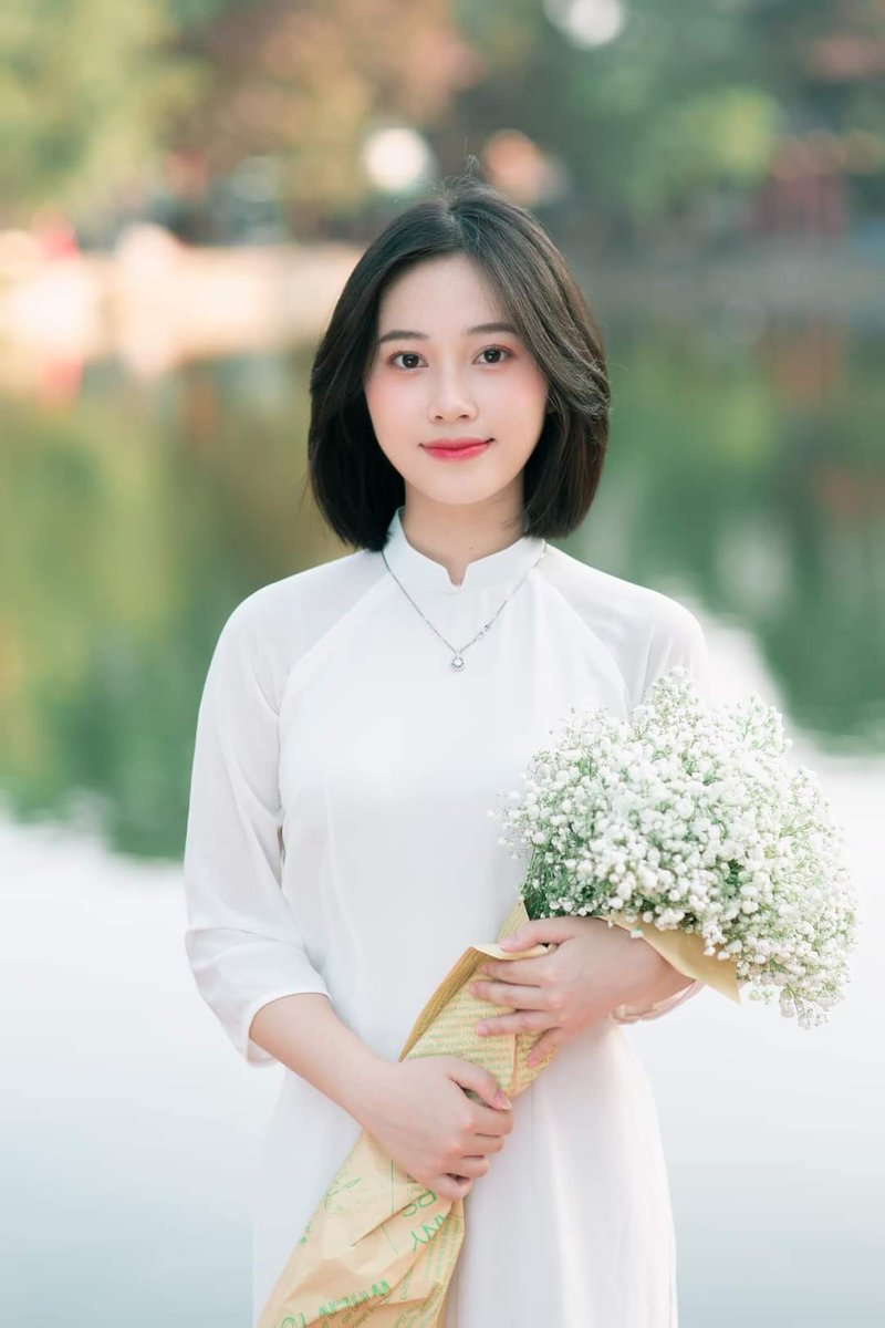 meaodaivn's tweet photo. Ngả nghiêng cho đời ngẩn ngơ
Ngả nghiêng nét đẹp nàng thơ!
Photo by me 
#aphoto
#aodai
#meaodaivn #AIgirl #aodaivietnam #meaodaivn https://t.co/lYDv4bclcd