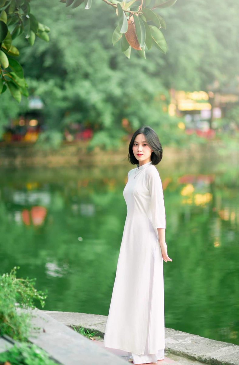 meaodaivn's tweet photo. Ngả nghiêng cho đời ngẩn ngơ
Ngả nghiêng nét đẹp nàng thơ!
Photo by me 
#aphoto
#aodai
#meaodaivn #AIgirl #aodaivietnam #meaodaivn https://t.co/lYDv4bclcd