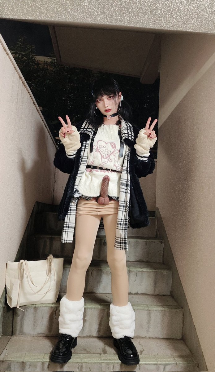 第3阶段
“讨厌啦，人家的肉棒都被你弄硬了~”
“再玩的话，要发情了💕”
“好像有人来了”
“要这个时候拍照吗~好刺激，嘻嘻”

（点赞加转帖。。。。。。。算了后续有点猛还是不发了）
（都是男娘害了你们呀~）
#伪娘 #cd #露出 https://t.co/QQY602ixYe