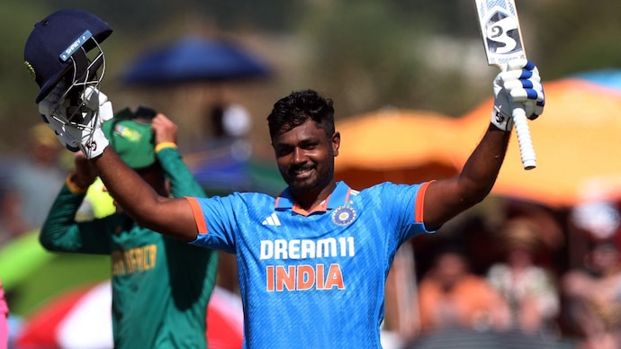 mufaddal_vohra's tweet photo. Dinesh Karthik said, "the world speaks highly of Sanju Samson, he has the amount of supporters that biggest players have, the love and affection of a lot of people. And he showed that day why he has that". (Cricbuzz). https://t.co/6hwfKmpn8D