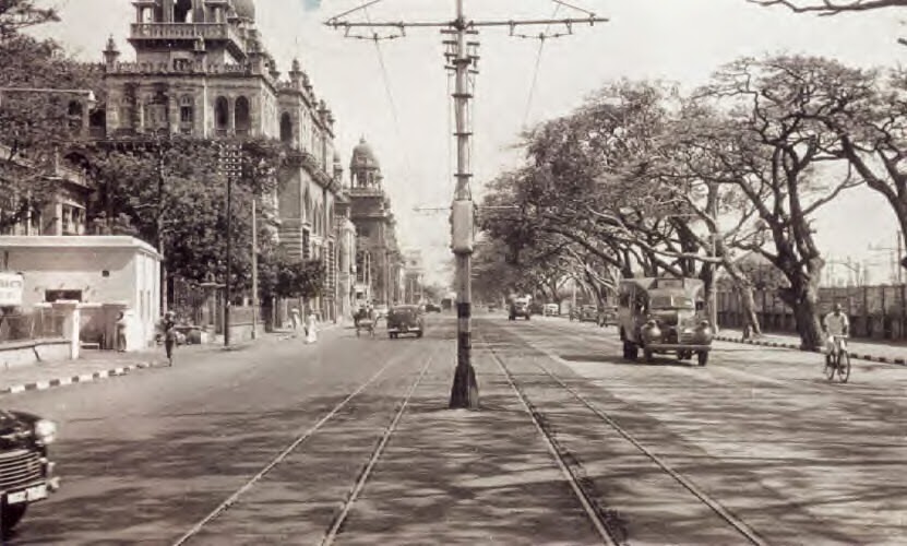 karthi9003's tweet image. Throw back Saturday.

First Line Beach (or) North Beach Road, currently Rajaji Salai, 100 years ago.

You can see tram line towards Royapuram Terminus, no encroachment on the right side, beautifully aligned trees, and building architecture that goes along with each other.