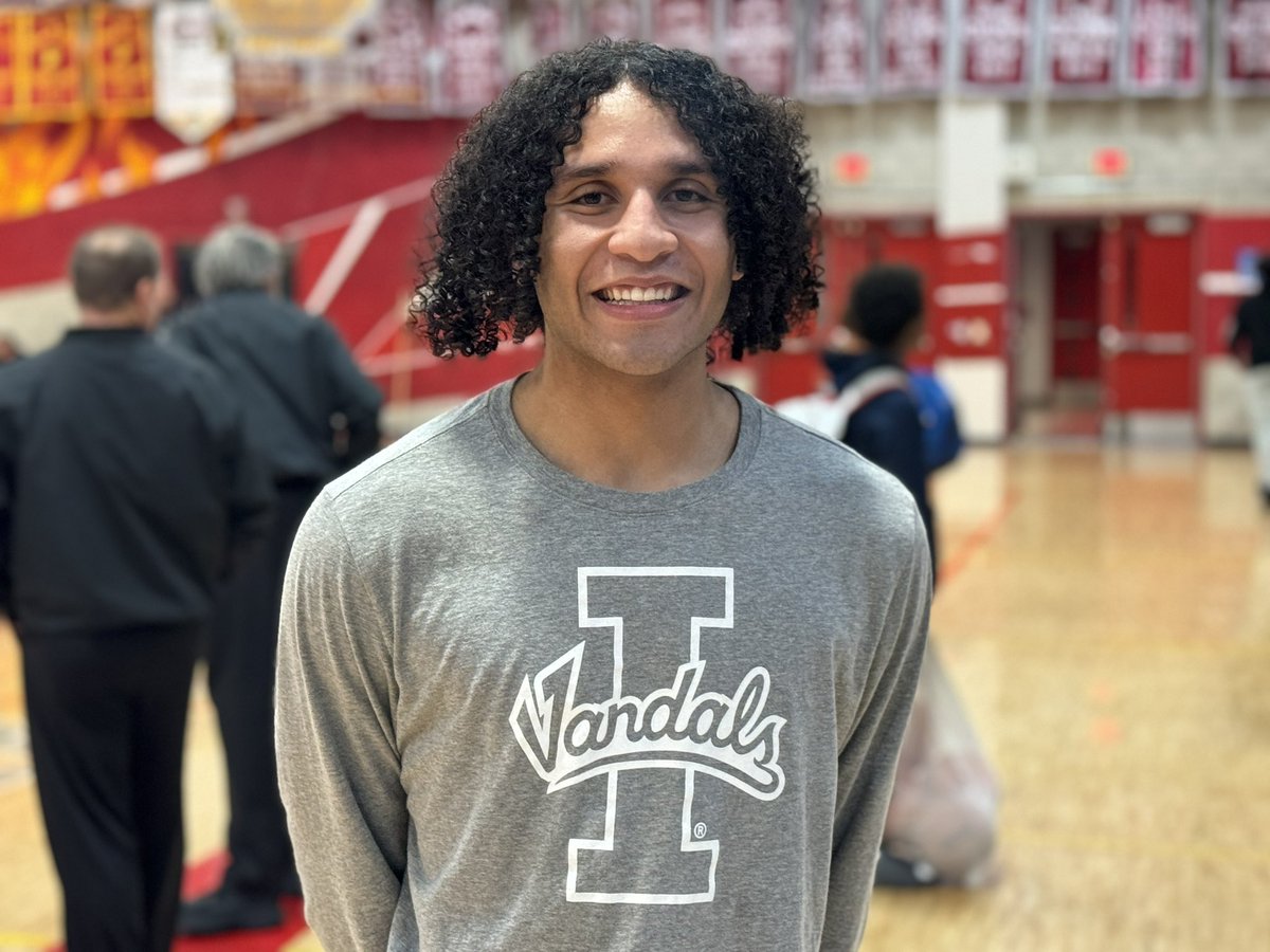 One of my favorite SD players tapping in with his Alma mater during break. Mater Dei Catholic alumnus and current @VandalHoops G Kristian Gonzalez here at the Sweetwater tournament!