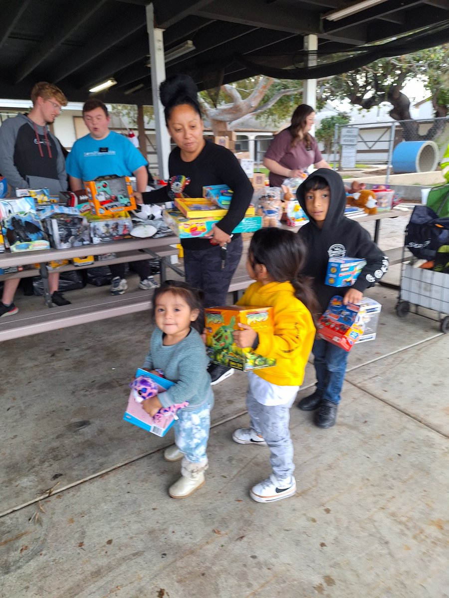 AFVeteranLynch's tweet photo. So thankful to God for the team! Berta Galaviz, Marcela Walters, Donna and her team were amazing!  Distributing Toys for our 10th Annual Toy Giveaway! They were also able to distibute close 10,000 lbs of fresh produce, meat, canned items and dry goods many food items to families https://t.co/n1wycqLKn5