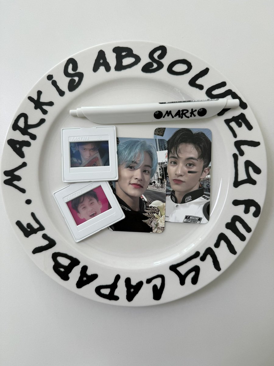 myuniverse_mark's tweet photo. 🎄.｡*ﾟ+.*.｡𝐌𝐞𝐫𝐫𝐲 𝐌𝐀𝐑𝐊𝐦𝐚𝐬 +..｡*ﾟ+🎄

마크가 좋아하는 🎄크리스마스 기념으로 @8ballboyMark님께 🎁받음
접시만 보내주실줄 알았는데 이것저것 많잉 보내주셔서 행복도 한가득 받았어요💝 감사합니다아˚₊·—̳͟͞͞♥
뭐하나 안예쁜게 없따🥺
카드케이스가 맠민수케이스에 완전 찰떡ꔛ https://t.co/UITAn1gJnI