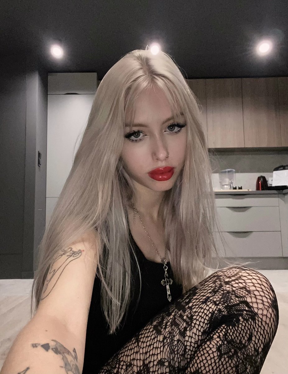 noemixhz's tweet photo. Saw this pic while scrolling through photos and it reminded me that I am a slut, hoe, cumdump and free use. https://t.co/DamNQ7ALdU