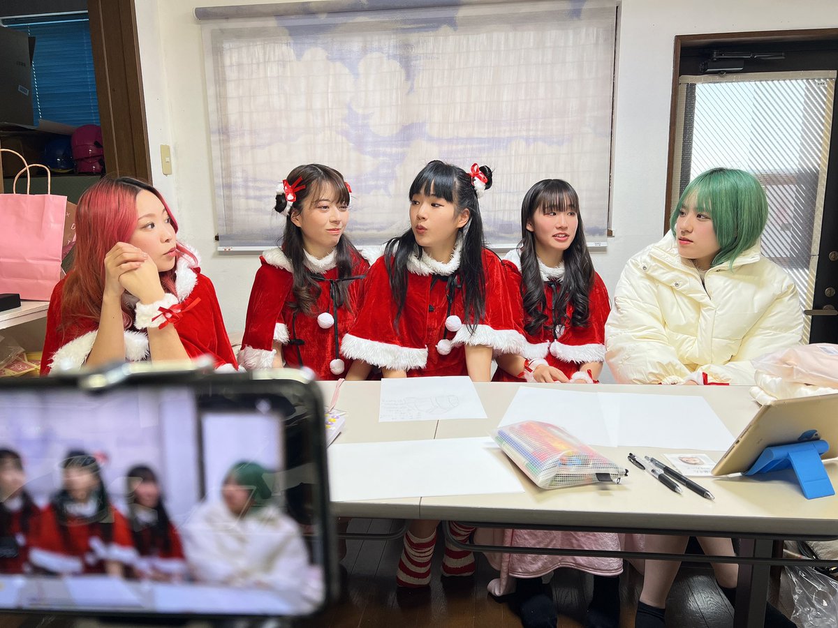 sakulight_fukui's tweet photo. サンタコスで配信スタート📹��
ただいま衣装のデザインを検討中‼️
悩んでますね〜👀
ベース服(ダウンジャケット、タイツ)を与えましたので、ここから面白い発想でインパクトある衣装に育ってほしいですねー💃✨
デザインの時間を短縮することで制作時間ち余裕が出てきます🤣
スタートの時点でハッピーチャージ【93,500円】ご支援いただいております!ありがとうございます❤️🔥
【配信中のお願い】
衣装制作にあたり素材購入の為あちこち移動をいたします。
その際に目的地となるお店が分かるかと思いますが、配信中は決してお店には訪れませんようお願いいたします。
お店のご迷惑になってしまった場合、配信自体を中止せざるを���ない場合がございますので、ご理解のほどよろしくお願いいたします。
