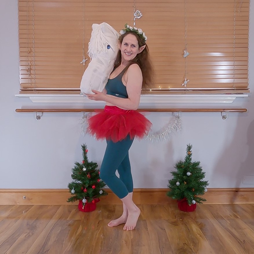 alex_dancefit's tweet photo. Pony Girl!🐎🎄😁
#horse #horseplay #horsingaround #pony #ponygirl #mylittlepony #elf  #santaslittlehelper #angelinaballerina #white #whitehorse #silver #bluesilver #wildhorses #puppet #cosplay #cosplayer #cosplaygirl #merrychristmas #christmaseveeve #christmasfun #christmassy https://t.co/JNyZXZA0lb