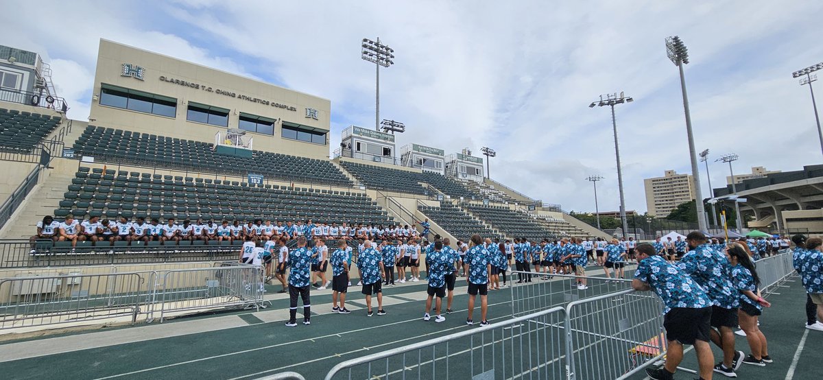 AckAttackk's tweet photo. #FAM1LY Picture coming 🔜
#BALLATTHEBEACH #ChantsUp #EasyPost #HawaiiBowl 🌺🏝🤙 https://t.co/zOu6WZIVbc