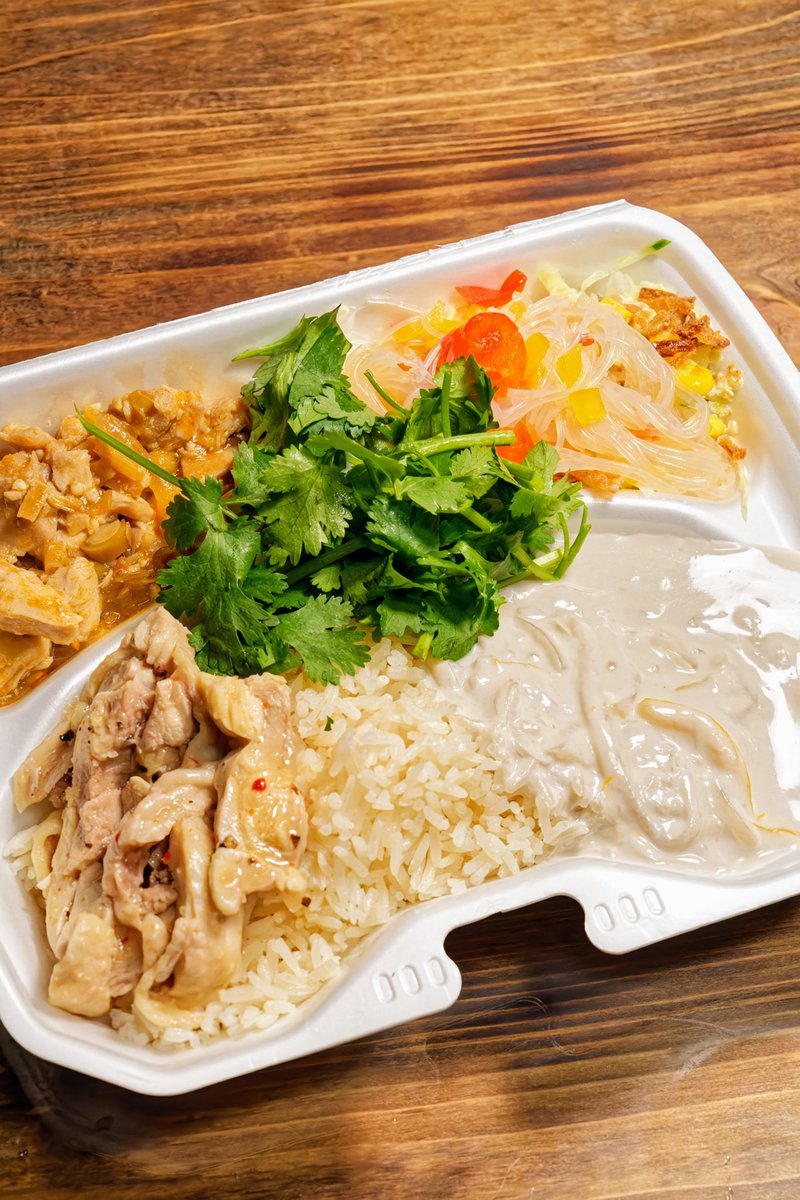 bow_wanko's tweet photo. MTSMILEのクリスマス限定カレーが食べられるということで買ってきた、ほんといつも美味しい🍛
ついでに気になって買ってみたシーズニング、調べてみたらパッドチャーペーストというらしい。
パッドチャー知らない…なんか辛いソースで魚とか豚肉とかと野菜と一緒に炒める系みたい🤨
#MTSMILE https://t.co/4y9DIrJiKW