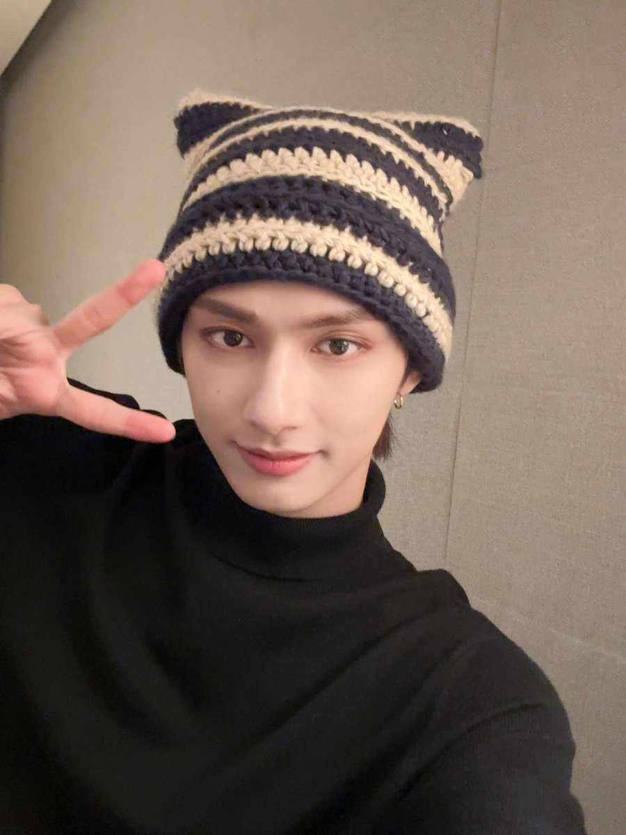 Junehui's tweet photo. It is time for a splendid photoshoot! I am adorned with an adorable beanie that the staff has prepared to look absolutely charming in front of Carat yesterday! Do all of you fancy the beanie I am wearing? It is undeniably delightful, isn't it? https://t.co/AYloSCrDWF