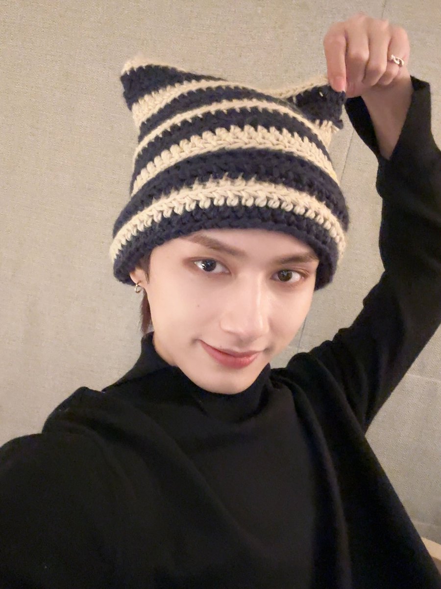 Junehui's tweet photo. It is time for a splendid photoshoot! I am adorned with an adorable beanie that the staff has prepared to look absolutely charming in front of Carat yesterday! Do all of you fancy the beanie I am wearing? It is undeniably delightful, isn't it? https://t.co/AYloSCrDWF