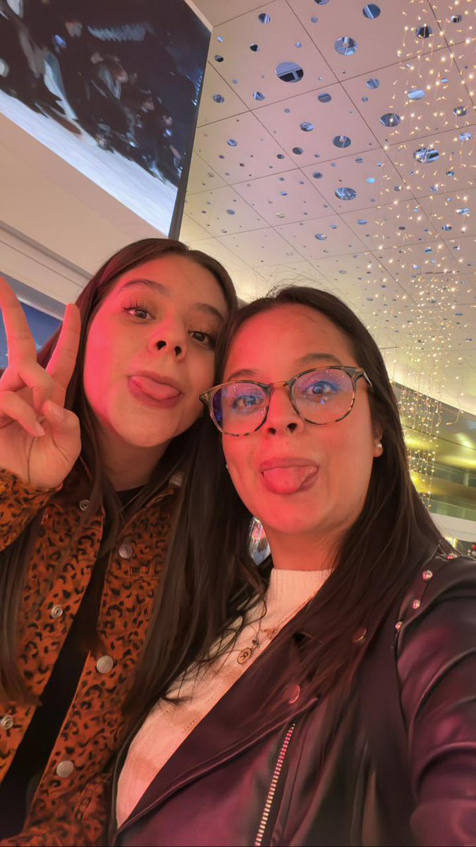 elide_agfl's tweet photo. La parte en la que vas con tu hermana a comprar los regalos de Navidad para la familia, recomiendo no saltársela 🫶🏼 https://t.co/yld6LhUVTn