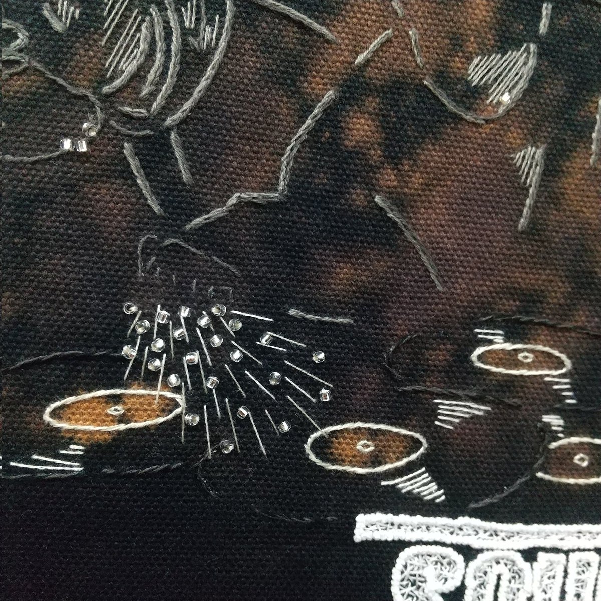 ご縁がありダスティハスキーさんからご依頼いただいて、ダイナリの名盤1stアルバムのジャケを刺繍しました◎

DINARYDELTAFORCE/
SOUNDTRACK TO THE BEDTOWN
#レコジャケ刺繍