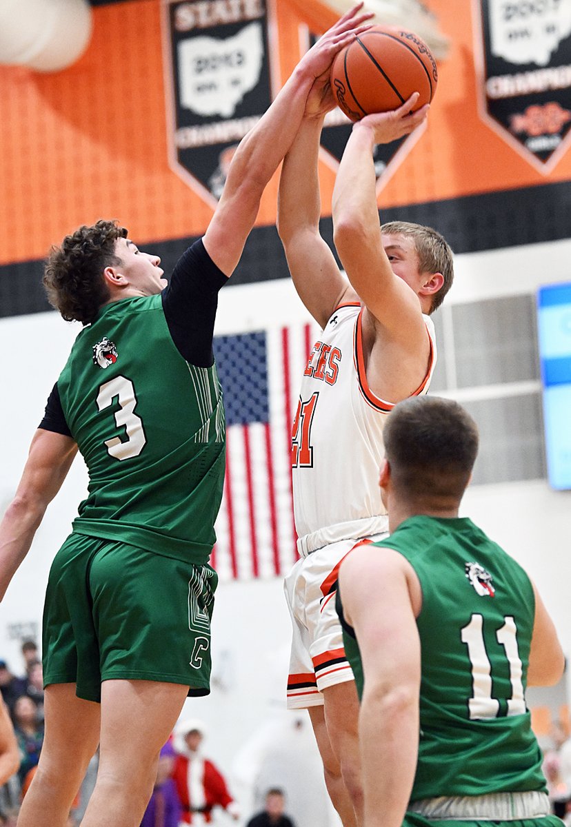 Celina surprises Versailles with late fourth quarter surge, hands Tigers their first loss.  Read about the game in Press Pros:  pressprosmagazine.com/2023/12/22/fou…