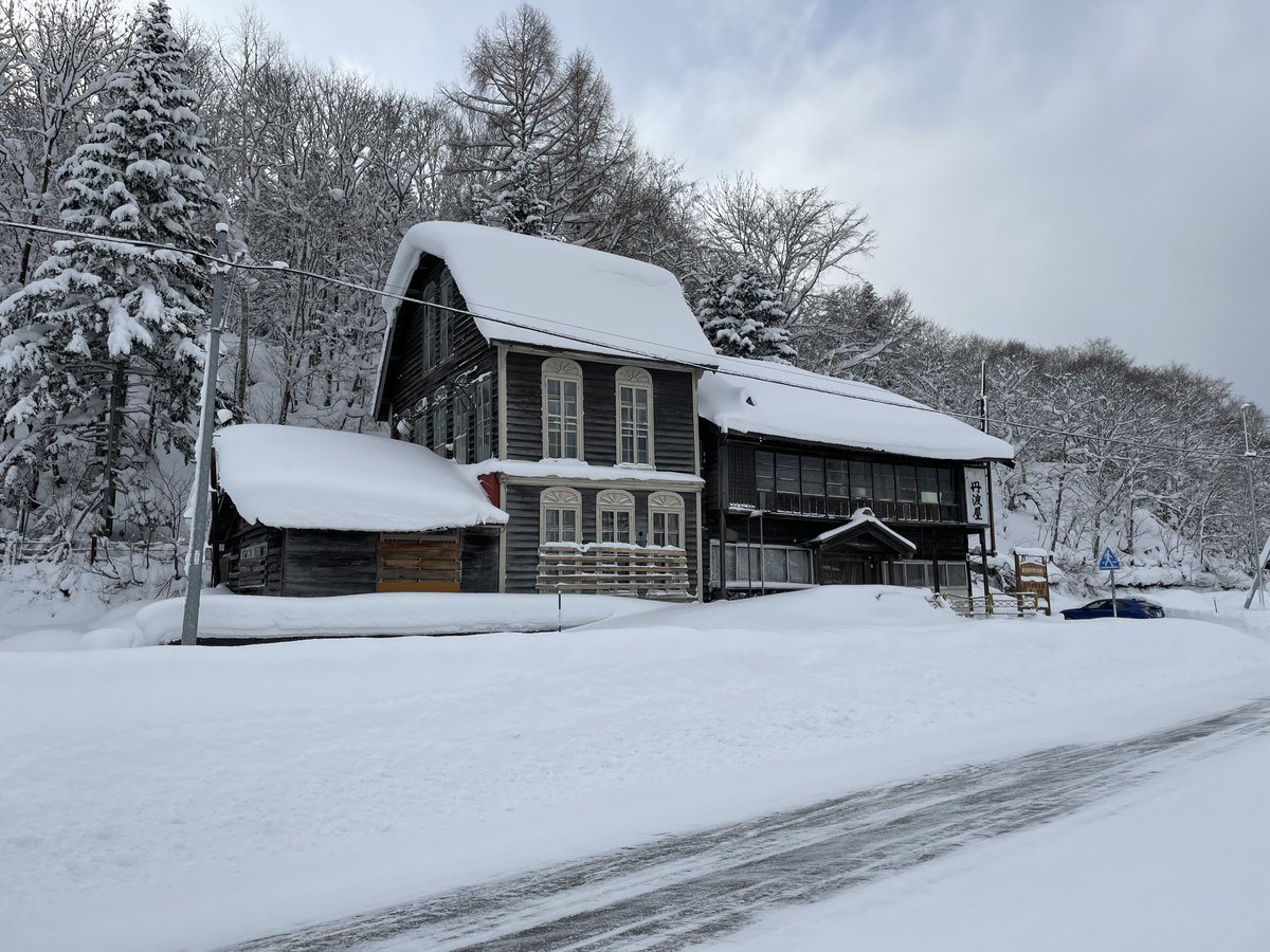 shotonbetsu's tweet photo. 事務局の杉山です。今週12/19（火）〜21（木）の３日間、「旧丹波屋旅館」の第２回目調査を実施しました。今回の調査は建物内外の詳細調査・寸法計測及び劣化度調査を行っております。小頓別地区もすっかり雪に覆われ寒い中での調査となりましたが、無事完了する事が出来ました。 https://t.co/sgeIJbYfOU
