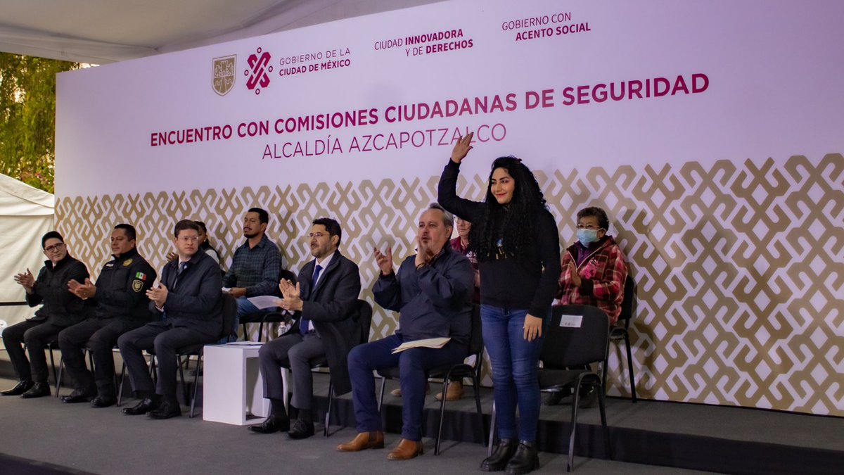 erika_jurez's tweet photo. #CiudadSegura 🚔

En Participación Ciudadana vinculamos a las y los vecinos con la @SSC_CDMX, con las Comisiones de Seguridad 🪪🚨

En esta ocasión, visitamos Azcapotzalco. 🫶🏻

¡Así #TrabajamosParaTi! 😉 https://t.co/YPraJRYdpX