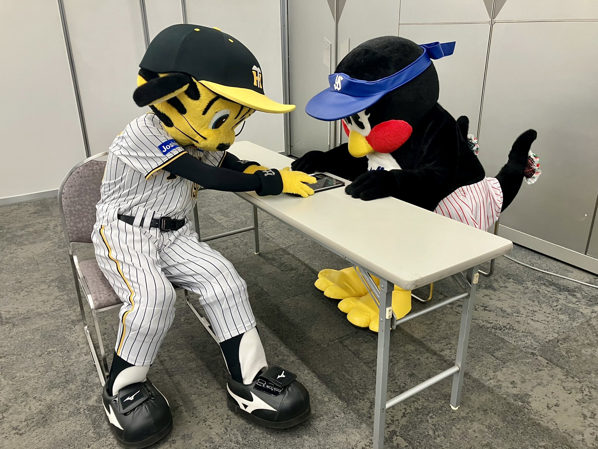 *つばちっち* オーダーページ つば九郎 じゃーまねに大阪燕征ピンバッチをプレゼント！ 2024/6