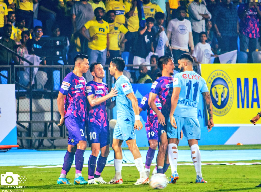 JaxMCFC's tweet image. City lads showing levels right in front of manjappada. 🧘🏻‍♂ #WTFAKB