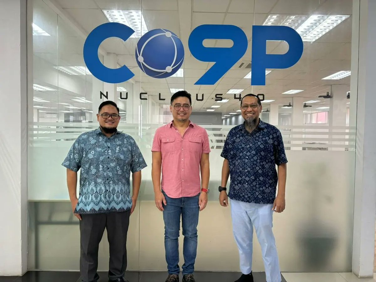 mtdcmalaysia's tweet image. On 21 December, MTDC Co9P® received a visit from FSBM Holdings Berhad's Executive Director, Mr Pang Kiew Kun. The visit aimed to discuss potential collaborations. 

During the visit, Mr Pang was also given a tour to our i4.0 Experience Hub. 

#MTDCMALAYSIA #MOSTI #Co9P