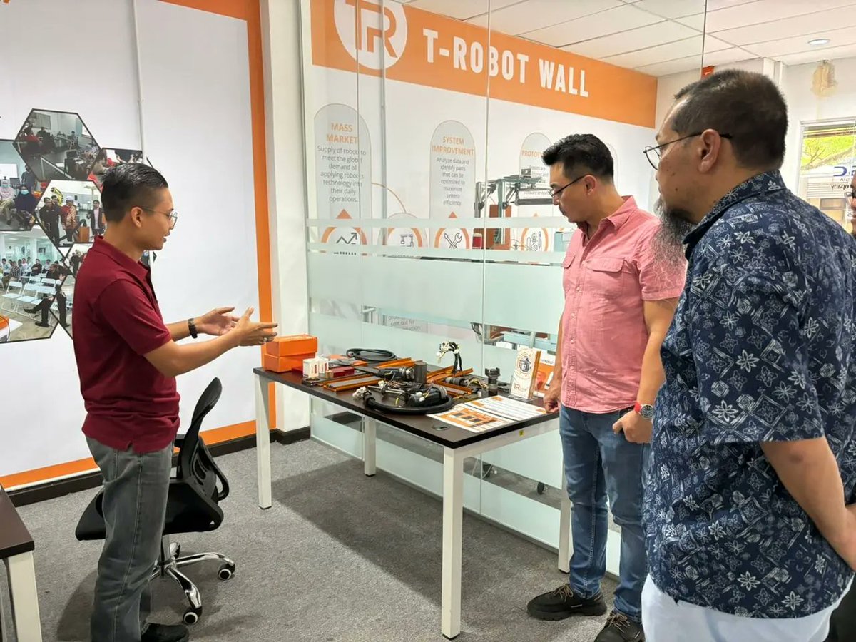mtdcmalaysia's tweet image. On 21 December, MTDC Co9P® received a visit from FSBM Holdings Berhad's Executive Director, Mr Pang Kiew Kun. The visit aimed to discuss potential collaborations. 

During the visit, Mr Pang was also given a tour to our i4.0 Experience Hub. 

#MTDCMALAYSIA #MOSTI #Co9P