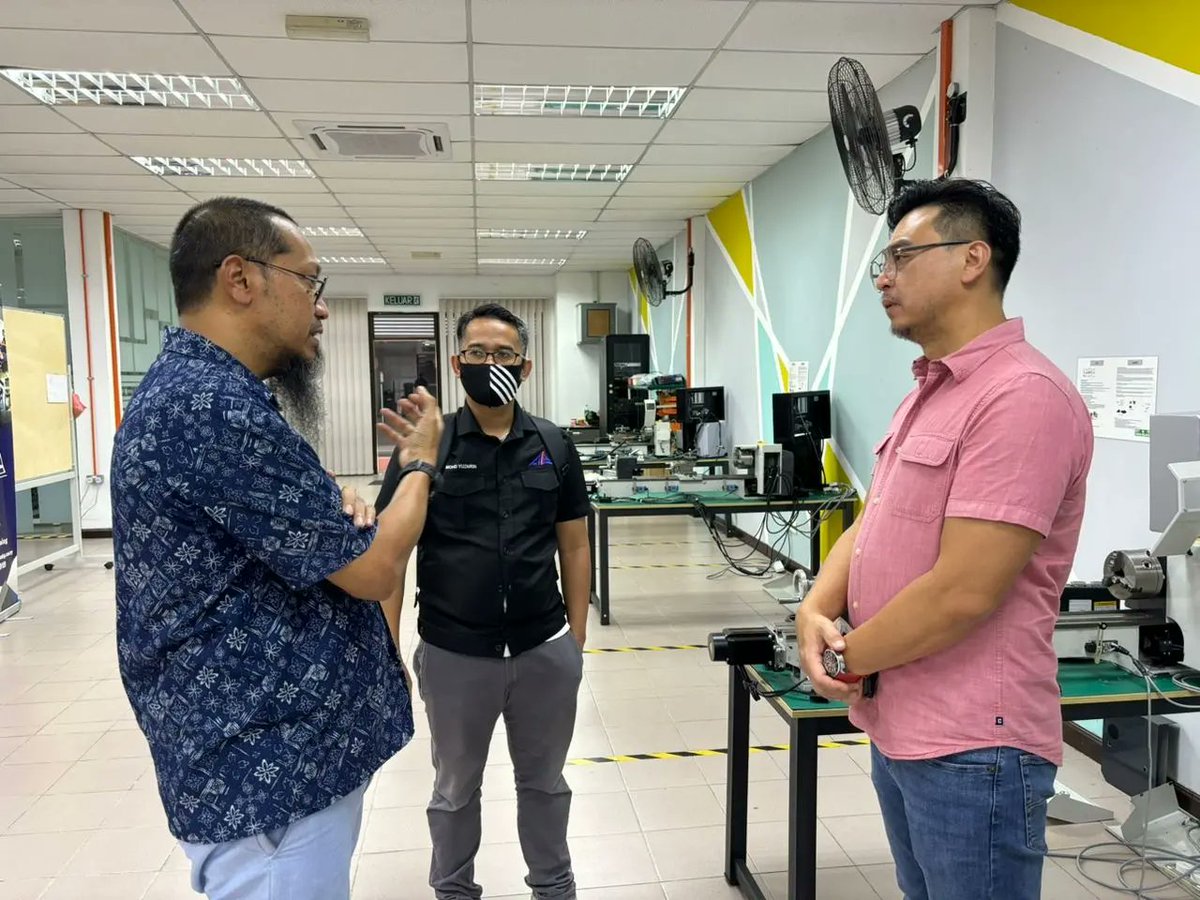 mtdcmalaysia's tweet image. On 21 December, MTDC Co9P® received a visit from FSBM Holdings Berhad's Executive Director, Mr Pang Kiew Kun. The visit aimed to discuss potential collaborations. 

During the visit, Mr Pang was also given a tour to our i4.0 Experience Hub. 

#MTDCMALAYSIA #MOSTI #Co9P