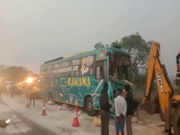 thehawk.in/posts/andhra-p…

Andhra Pradesh: 4 killed in bus-tractor collision in Ananthapuramu district

#RoadAccidents #FatalCollision #AnanthapuramuDistrict #HighwayCrash #GarladinnePolice