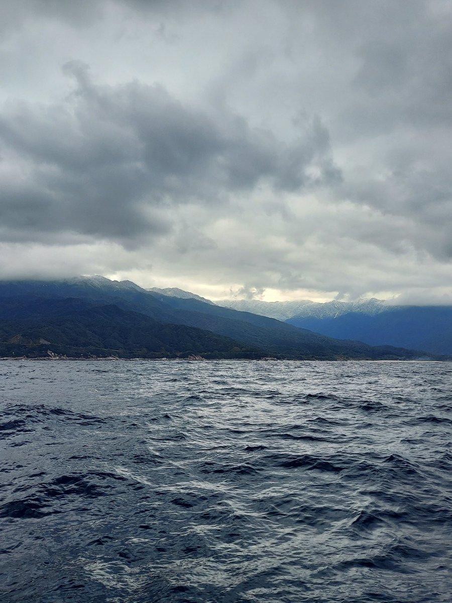 WC_SevenOcean's tweet photo. 2023.12.23

屋久島を出発して奄美大島へ向かう
屋久島の上の方は雪化粧
到着は明日朝になる予定だ

投稿に昨日出会ったヤクシマザル
のお写真も添えておこう

#屋久島
#ヤクシマザル
#yacht
#世界一周 https://t.co/cChiC6L8si