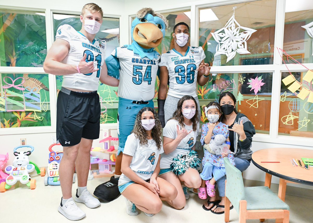 More than just a game 💙 @CoastalFootball took a visit to @KapiolaniMedCtr to spread some holiday joy. #BowlSeason #FAM1LY