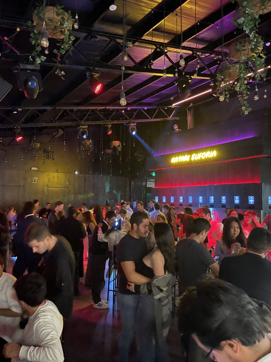 Brescianilucho's tweet photo. Quito da 3 vueltas a Gye! Katari está muy Europeo de mi parte. Self service de buen alcohol y una disco adentro con Rave. 
Volvería siempre. ❤️ https://t.co/9ODyUoyceB