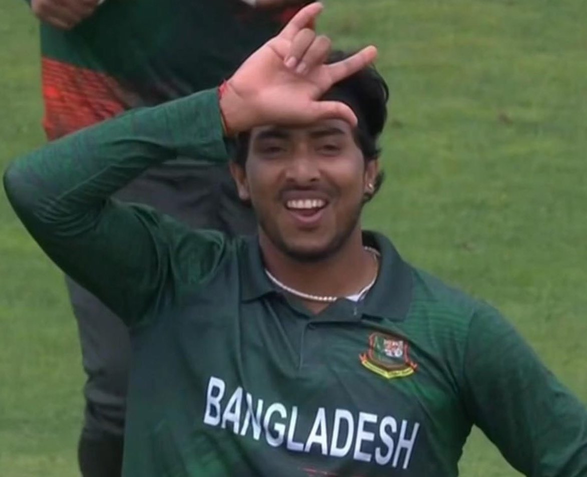 Bangladesh defeated New Zealand with 34.5 overs to spare.

New Zealand were bowled out for just 98.

#NZvBAN #BANvNZ