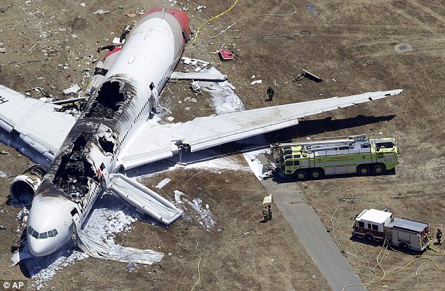 moonchildandsun's tweet photo. tw: เรื่องเศร้า
.
.
.
อ่านข่าวผ่านไทม์ไลน์เมื่อคืน ตอนปี 2013 เครื่องบิน asiana เคยไฟไหม้ตอนกำลังแลนดิ้ง ก็คือเครื่องตกแหละ แล้วมีน้องเด็กผญ.อายุ 15 คนนึงรอดมาได้ (ผดส.ส่วนใหญ่รอด) แต่บาดเจ็บ คือตกจากเครื่องกระเด็นมานอนบนพื้นถนนยางมะตอย แต่น้องมาเจอรถดับเพลิงทับเสียชีวิต

เพราะรถดับเพลิงเข้าไปดับไฟที่ไหม้เครื่องบิน แล้วควันมันเยอะมาก เขาเลยต้องยิงโฟมจากระยะไกลเข้าไปก่อน ซึ่งยิงเยอะมาก แล้วโฟมมันเยอะมากจนทับตัวน้องที่นอนบนถนน พอยิงโฟมเสร็จ รถดับเพลิงถึงขับเข้าไปใกล้ๆ เลยทับน้อง อ่านแล้วโคตรเศร้า น้องอายุ 15 เอง มาทัศนศึกษากับเรียนภาษาที่เมกา ก่อนมาเรียนต่อ คือรอดจากเครื่องตกได้ แต่มาเจออุบัติเหตุภาคพื้นอีก โคตรเศร้า