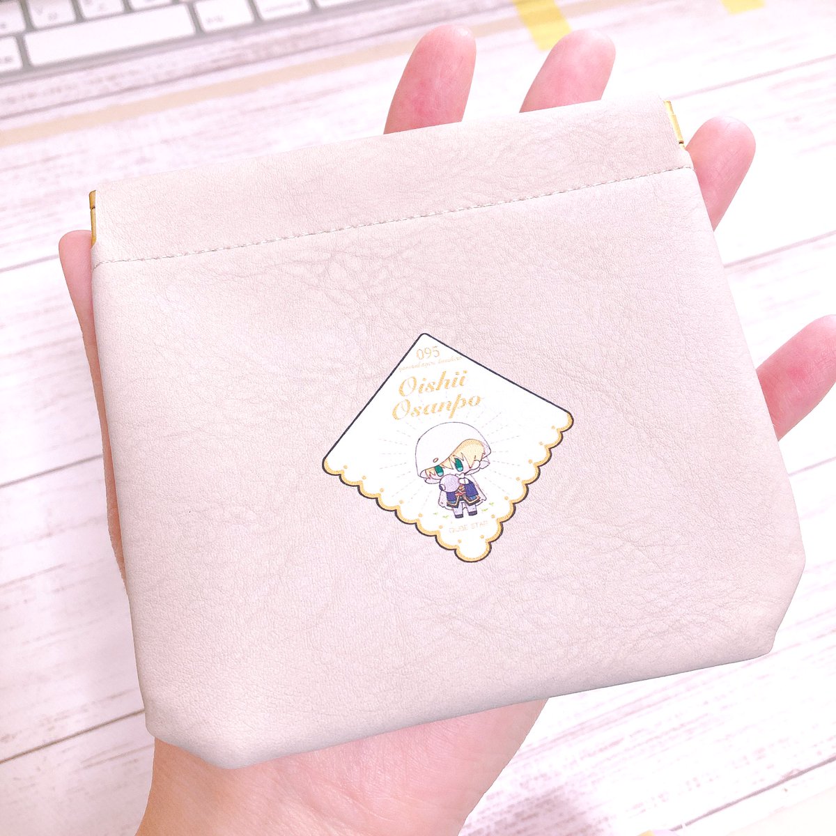 「ポーチの大きさ質問あったので。約12cm×12cmで、手のひらいっぱいくらいの大」|˗ˏˋ みっち🍼新刊委託中 ˎˊ˗のイラスト