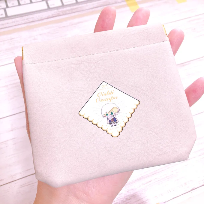 ポーチの大きさ質問あったので。約12cm×12cmで、手のひらいっぱいくらいの大きさです。マチなしのフラットポーチで内側がふわふわなので、アクスタが傷つかないですリップやコンパクトなどの小物入れやカード類やお金などを入れるのにも良さげ! 