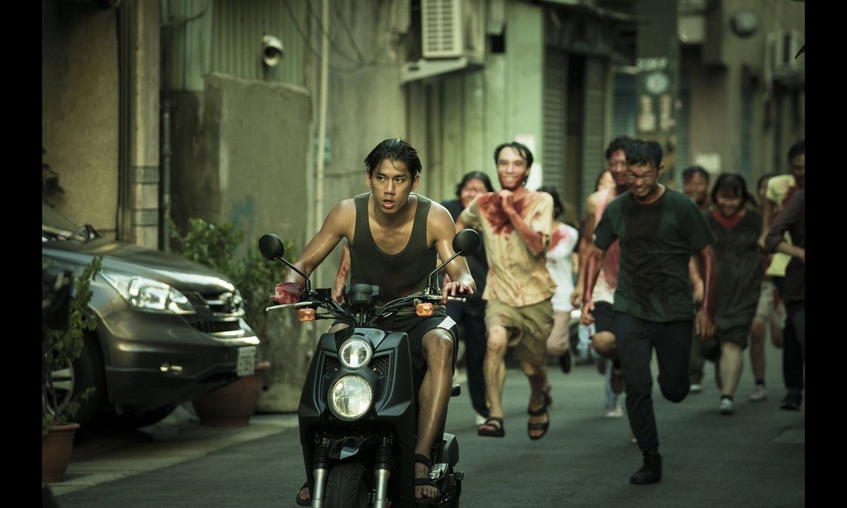 torishimaru's tweet photo. R18指定の残酷バイオレンス・ホラー『哭悲／The Sadness』がNetflixにて配信開始!!
台湾全土に謎のウイルスが蔓延し、感染者は欲望を抑えられなくなり暴力の限りを尽くす。理性が少し残るため感染者の顔は笑顔でいながら涙を流す異様なもの。この地獄で離れ離れになってきまった男女は再会を果たすことができるのかー!?
圧倒的な暴力と血の嵐を浴びたい方は是非ご視聴ください🩸
https://t.co/AcD61sShJB