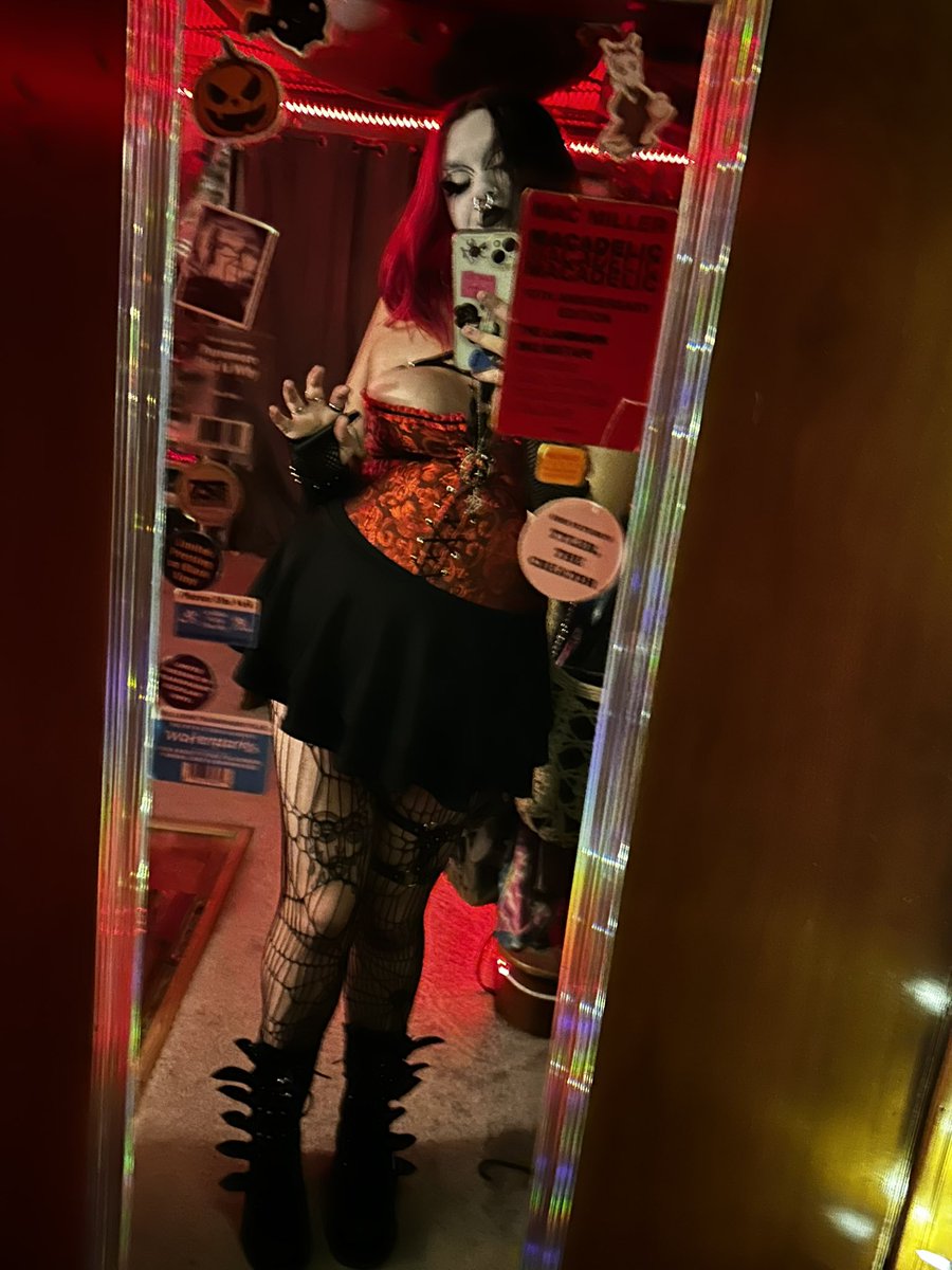 gothbbkat's tweet image. needing to stomp on someone this xmas❤️🎁💚🖤