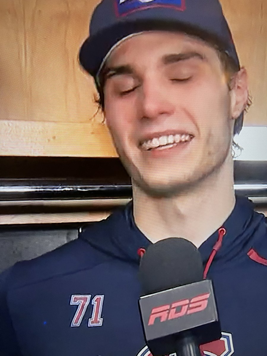ThTh465's tweet photo. Why does Slafkovsky's wearing a Jake Evans's hoodie?
#ch #habs #mtl #montreal #canadiens #chicago #slafkovsky #juraj #jakeevans #71 https://t.co/cb13ACCbvC