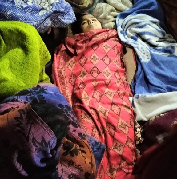 SurajKrBauddh's tweet photo. बिहार के कैमूर में खेत से चने का साग तोड़ने पर जातिवादी राम अवतार यादव व उसके बेटों ने एक SC नाबालिग लड़की को पीट-पीटकर मार डाला। बच्ची को न्याय नहीं मिल रहा है। सरकार पक्षपात कर रही है।

सामाजिक न्याय के चिंतक अपने समाज में जागृति कब लाएंगे? SC पर जुल्म करने में वे सबसे आगे हैं। https://t.co/IXo3Mc8iGx