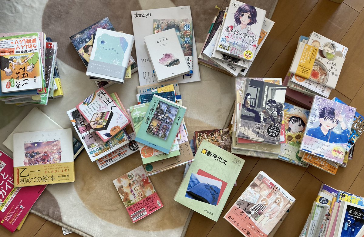 MAlhj9's tweet photo. ずっとやりたかった本の片付けに着手（写真は持ってる本の一部）
部屋は狭いわ本棚ないわ、だから買っちゃダメなのに増える。
あぁー私！その本を置いていた下の箱を開けてはいけません。そこは持っていたい大切な本が入っている段ボール。開けたら読みたくなって平置き本の山が増えるだけですよっ！ https://t.co/uVT3DGgyDy