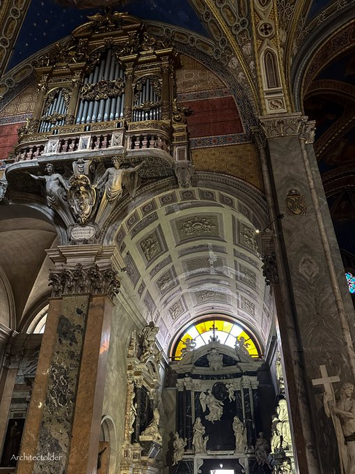 Santa Maria sopra Minerva is a great treasure, and discovering Michelangelo's 'The #RisenChrist' statue at the bottom right adds a profound dimension of beauty to it.    #MichelangeloMagic #ArtAndFaith