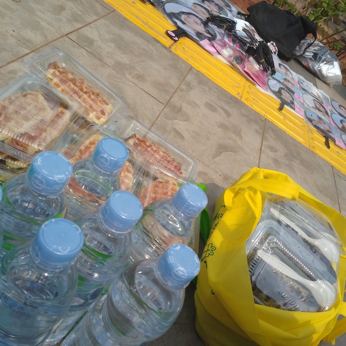 yhphile's tweet photo. Yuk yang masih cari makan siang!!! Masih ada croffle & nasbaknya niiiih
#READYTOBE_IN_JKT #ReadyToBeinJKT #RTBinJKT #TWICEinJKT https://t.co/fSbMJV67jI
