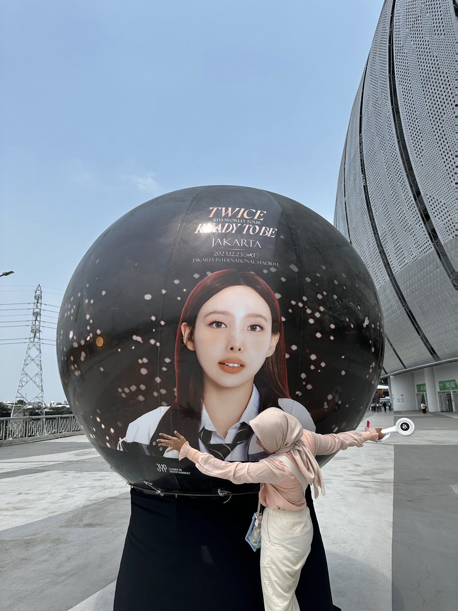 DON’T FORGET TO HAVE FUN ON TODAY’S CONCERT ONCEEE, salam dari aku dan istriku 😗❤️‍🩹 #READYTOBE_IN_JAKARTA #READYTOBE_IN_JKT